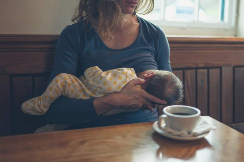 breastfeeding_in_public_coffee_place_babyinfo